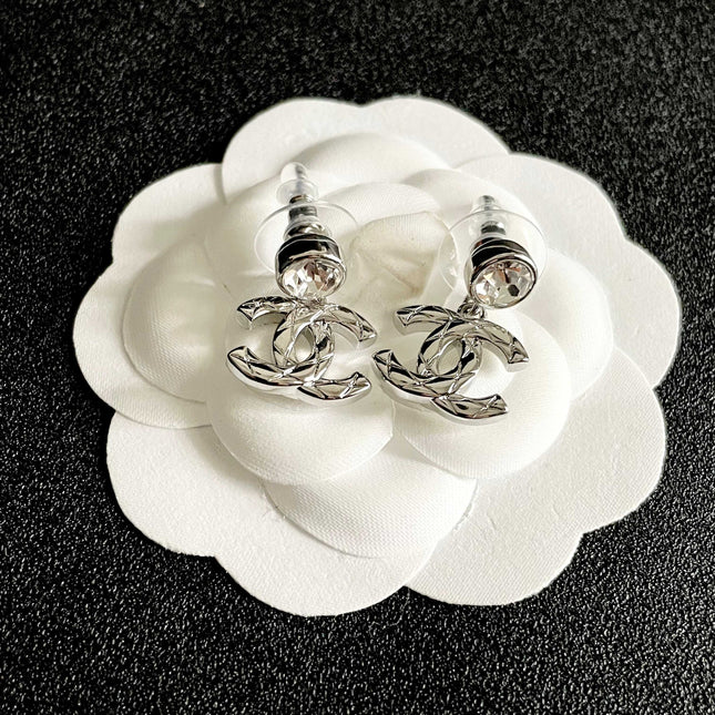 CHANEL 26S CHANEL CC LOGO WOVEN METAL DROP EARRINGS WITH CRYSTAL STUD IN SILVER METAL 633303