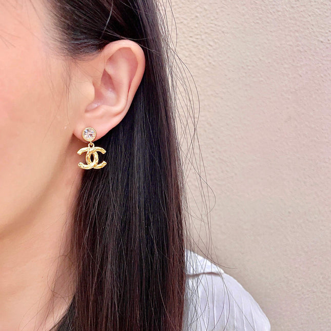 CHANEL 26S CHANEL CC LOGO WOVEN METAL DROP EARRINGS WITH CRYSTAL STUD IN GOLD METAL 633304