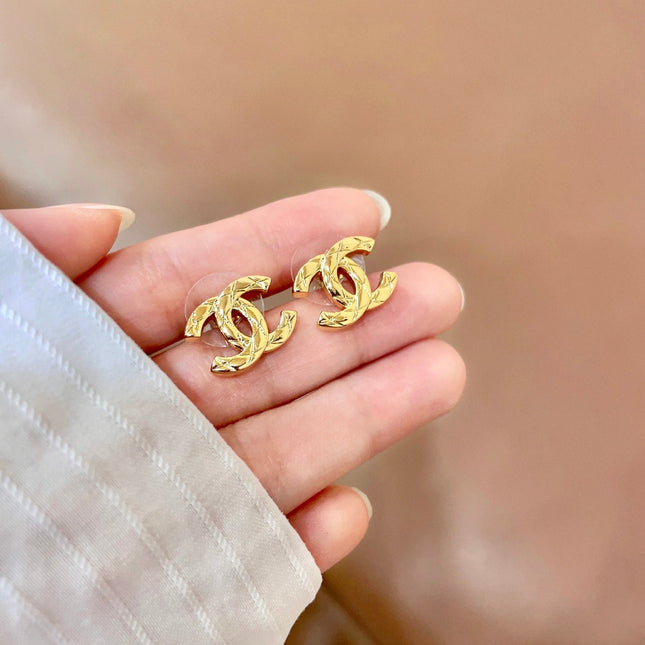 CHANEL 26S CHANEL CC LOGO WOVEN METAL STUD EARRINGS IN GOLD METAL 633305