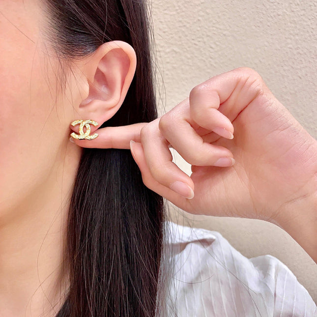 CHANEL 26S CHANEL CC LOGO WOVEN METAL STUD EARRINGS IN GOLD METAL 633305