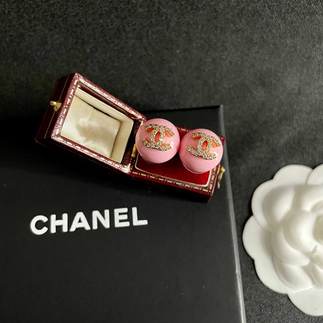 CHANEL 26S CHANEL CC LOGO PAVE CRYSTAL STUD EARRINGS IN PINK ENAMEL WITH GOLD METAL 633307