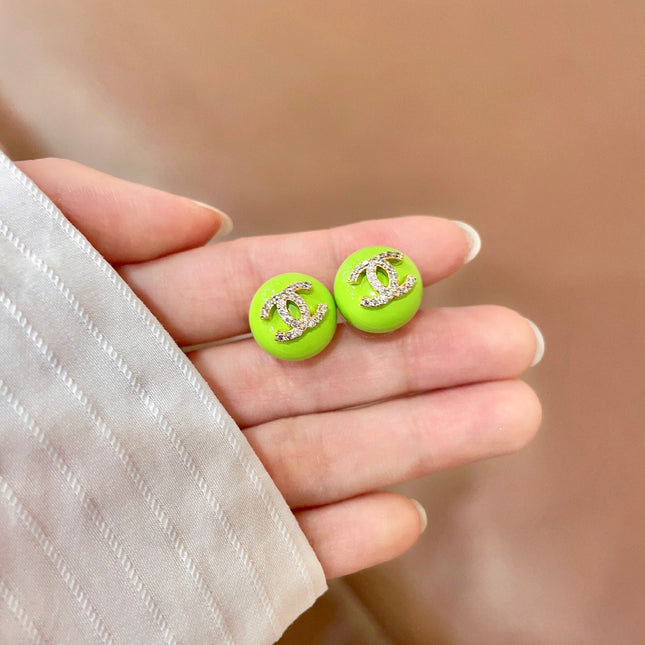 CHANEL 26S CHANEL CC LOGO PAVE CRYSTAL STUD EARRINGS IN NEON GREEN ENAMEL WITH GOLD METAL 633308