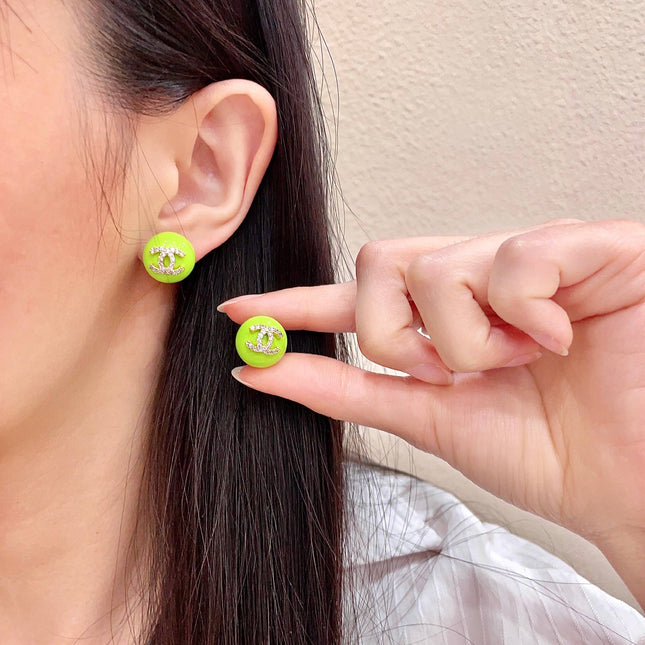 CHANEL 26S CHANEL CC LOGO PAVE CRYSTAL STUD EARRINGS IN NEON GREEN ENAMEL WITH GOLD METAL 633308