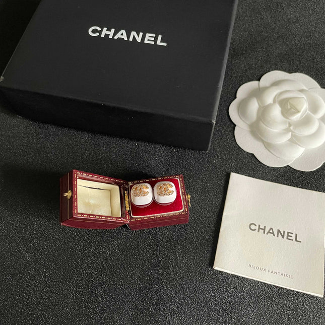 CHANEL 26S CHANEL CC LOGO PAVE CRYSTAL STUD EARRINGS IN WHITE ENAMEL WITH GOLD METAL 633309