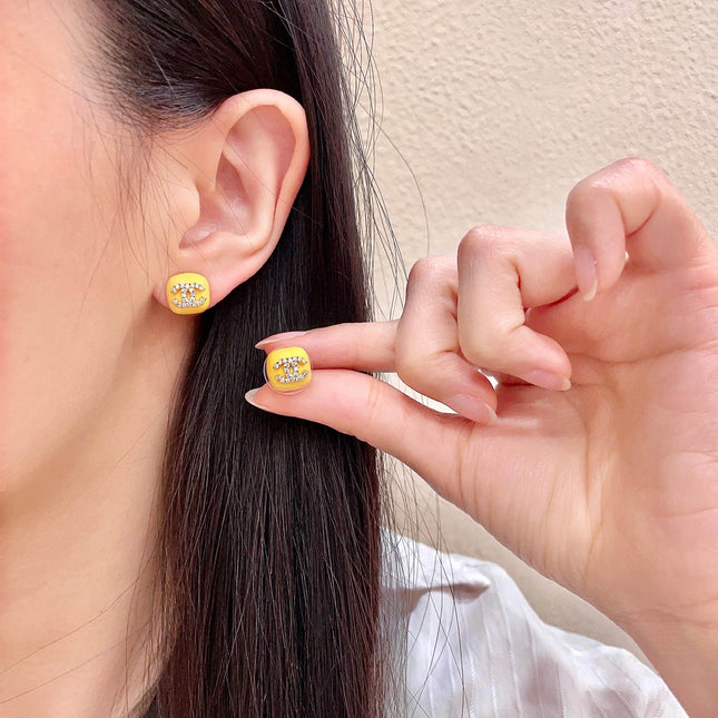CHANEL 26S CHANEL CC LOGO PAVE CRYSTAL STUD EARRINGS IN YELLOW ENAMEL WITH GOLD METAL 633311