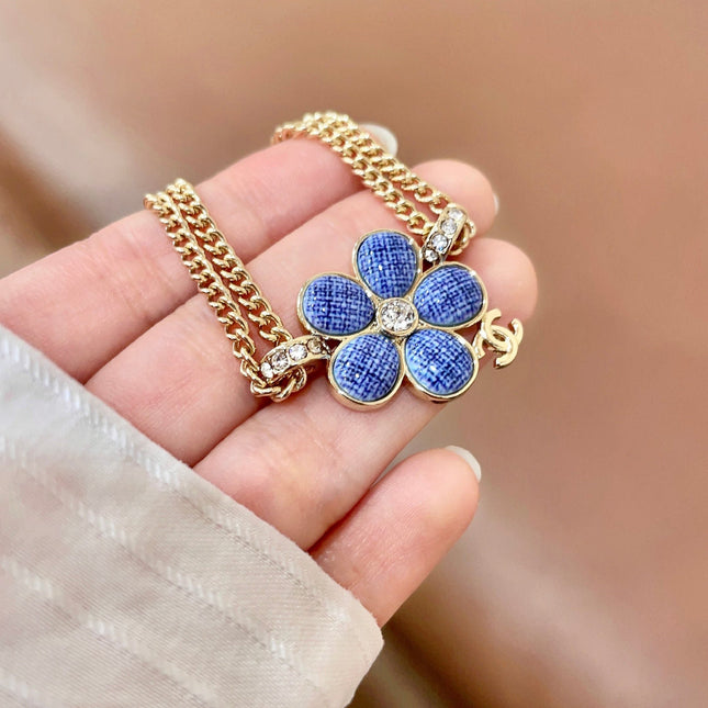 CHANEL 26S DOUBLE C LOGO BLUE ENAMEL FLOWER CHAIN BRACELET WITH CRYSTAL DETAIL IN GOLD METAL 633154