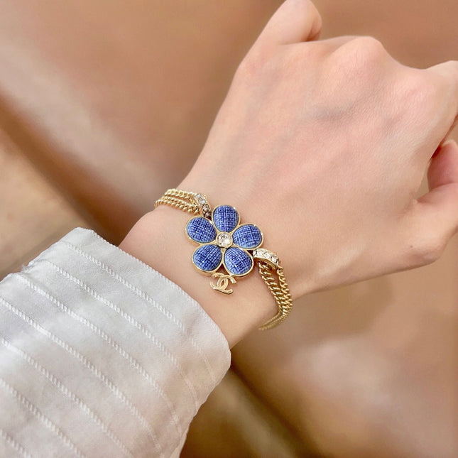 CHANEL 26S DOUBLE C LOGO BLUE ENAMEL FLOWER CHAIN BRACELET WITH CRYSTAL DETAIL IN GOLD METAL 633154