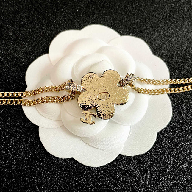 CHANEL 26S DOUBLE C LOGO BLUE ENAMEL FLOWER CHAIN BRACELET WITH CRYSTAL DETAIL IN GOLD METAL 633154