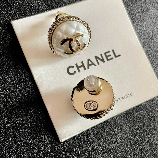 CHANEL 26S DOUBLE C LOGO MOTHER OF PEARL ROUND STUD EARRINGS WITH ROPE EDGE IN GOLD METAL 633159