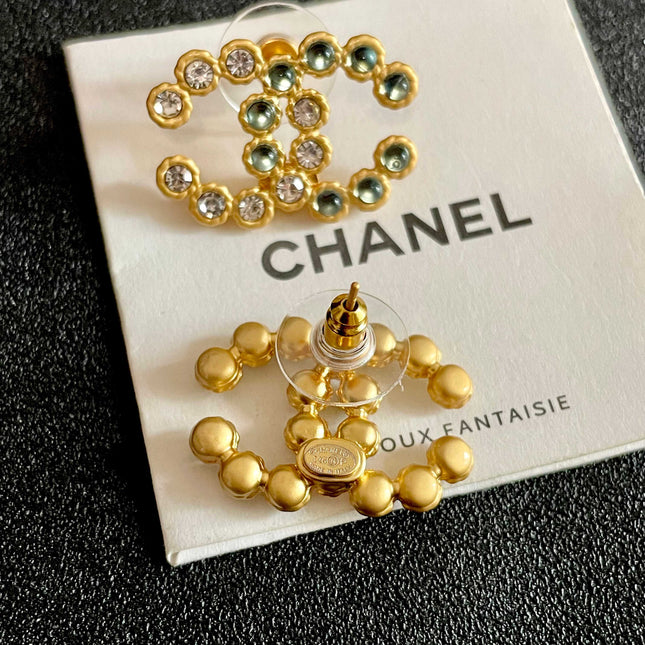 CHANEL 26S DOUBLE C LOGO GREEN & CLEAR CRYSTAL BEADED STUD EARRINGS IN GOLD METAL 633160