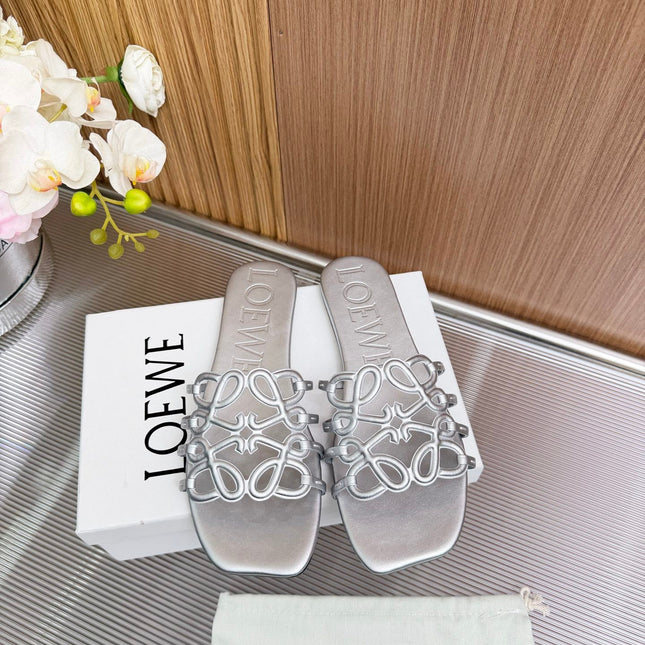 LOEWE 26S PETAL ANAGRAM SLIDE IN SILVER SOFT CALFSKIN