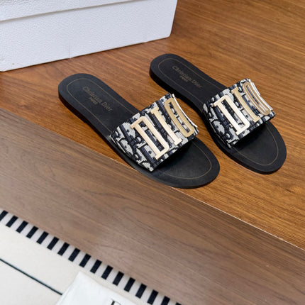 DIOR 26S D-WAY SLIDE IN BLACK DIOR OBLIQUE EMBROIDERED COTTON WITH GOLD HARDWARE