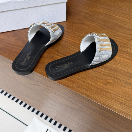 DIOR 26S D-WAY SLIDE IN LIGHT GREY DIOR OBLIQUE EMBROIDERED COTTON WITH GOLD HARDWARE