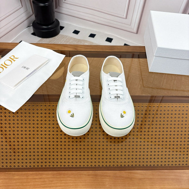 DIOR 26S LOW TOP SNEAKERS IN WHITE CANVAS WITH DAISY EMBROIDERY