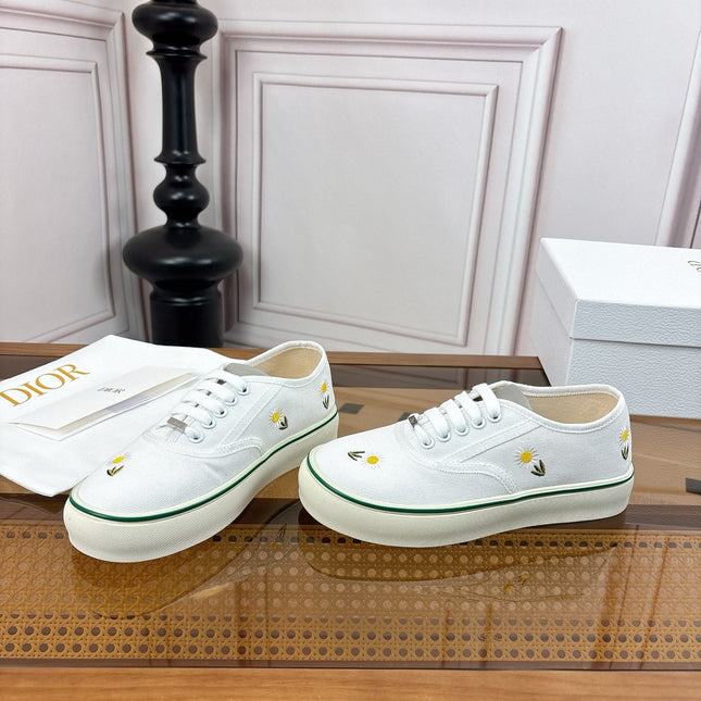 DIOR 26S LOW TOP SNEAKERS IN WHITE CANVAS WITH DAISY EMBROIDERY