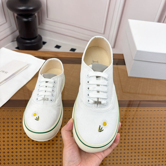DIOR 26S LOW TOP SNEAKERS IN WHITE CANVAS WITH DAISY EMBROIDERY
