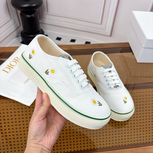 DIOR 26S LOW TOP SNEAKERS IN WHITE CANVAS WITH DAISY EMBROIDERY