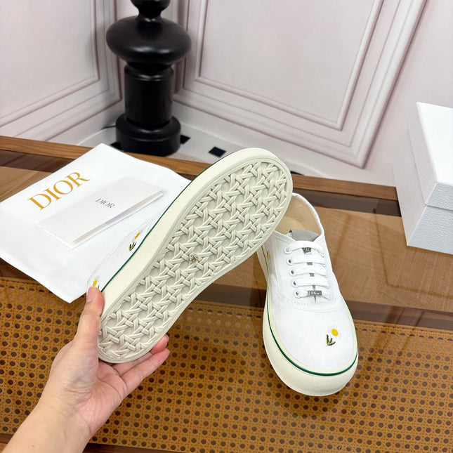 DIOR 26S LOW TOP SNEAKERS IN WHITE CANVAS WITH DAISY EMBROIDERY