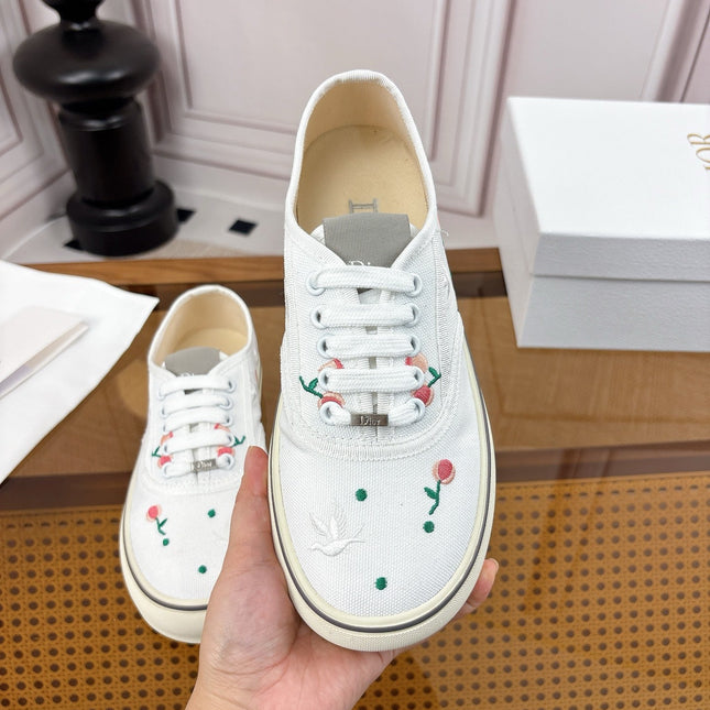 DIOR 26S LOW TOP SNEAKERS IN WHITE CANVAS WITH FLORAL EMBROIDERY