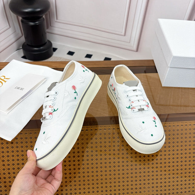 DIOR 26S LOW TOP SNEAKERS IN WHITE CANVAS WITH FLORAL EMBROIDERY