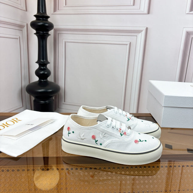 DIOR 26S LOW TOP SNEAKERS IN WHITE CANVAS WITH FLORAL EMBROIDERY