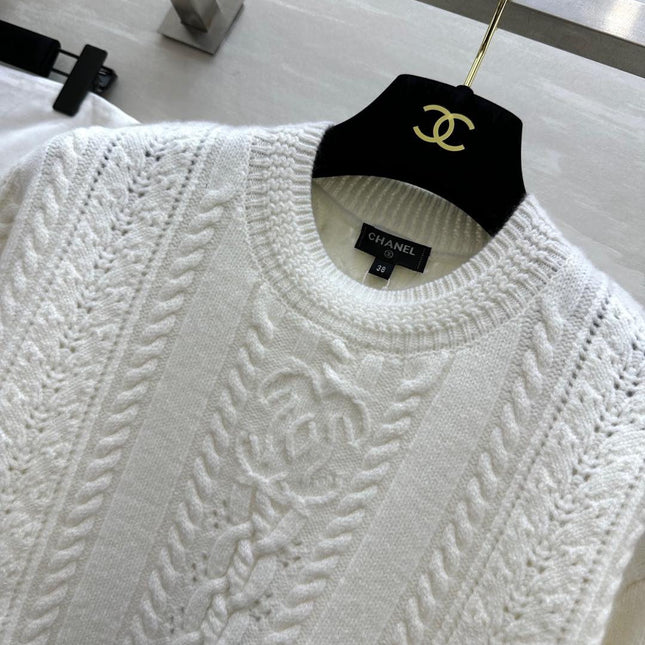 CHANEL 26S SWEATER 677