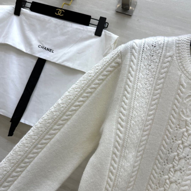 CHANEL 26S SWEATER 677