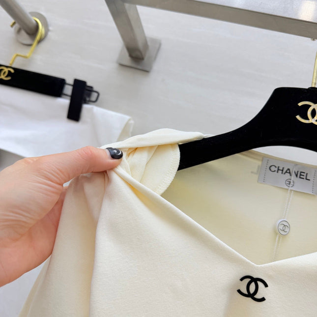 CHANEL 26S V-NECK SWEATSHIRT 974