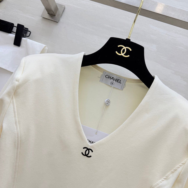 CHANEL 26S V-NECK SWEATSHIRT 974