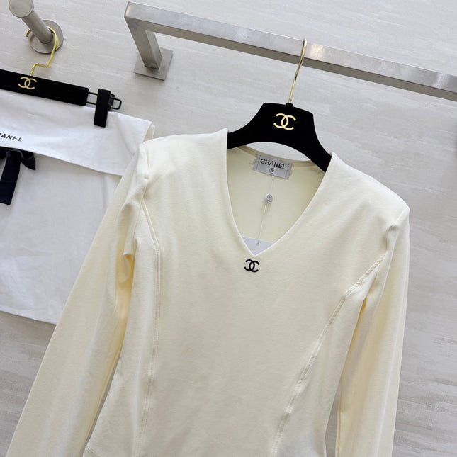 CHANEL 26S V-NECK SWEATSHIRT 974