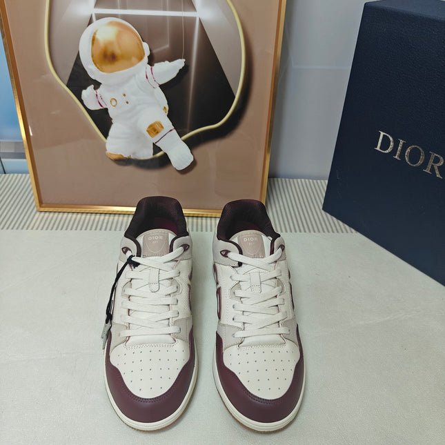 DIOR 26S LOW-TOP SNEAKER IN WHITE AND BURGUNDY RED CALFSKIN STYLE 02