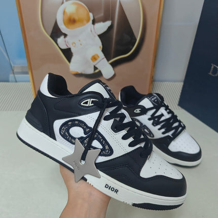 DIOR 26S LOW-TOP SNEAKER IN WHITE AND BLACK CALFSKIN STYLE 02