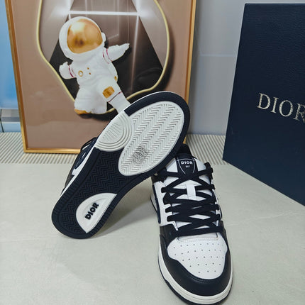 DIOR 26S LOW-TOP SNEAKER IN WHITE AND BLACK CALFSKIN STYLE 02