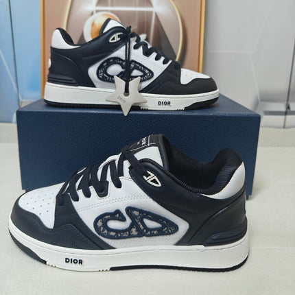 DIOR 26S LOW-TOP SNEAKER IN WHITE AND BLACK CALFSKIN STYLE 02