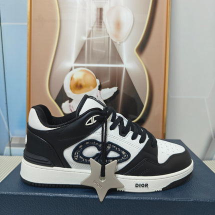 DIOR 26S LOW-TOP SNEAKER IN WHITE AND BLACK CALFSKIN STYLE 02