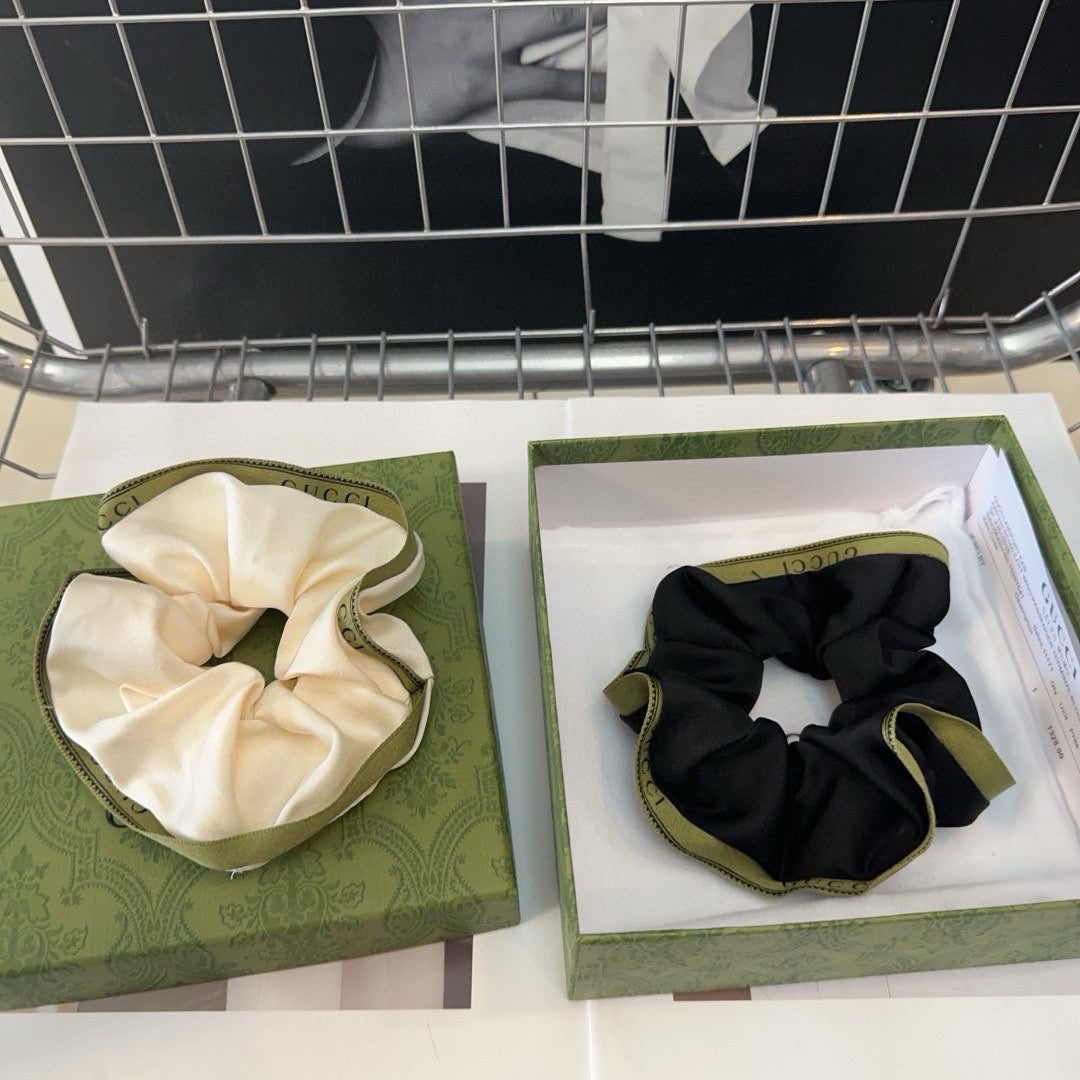 SCRUNCHIE IN CREAM AND GREEN TRIM SILK 432903