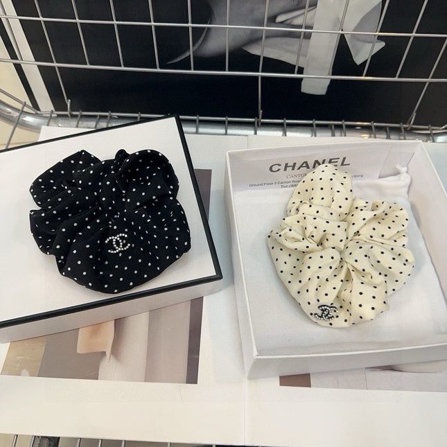 WHITE DOT FABRIC SCRUNCHIE 418927