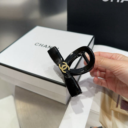CHANEL 26S HAIR CLIP IN BLACK ACETATE 512094