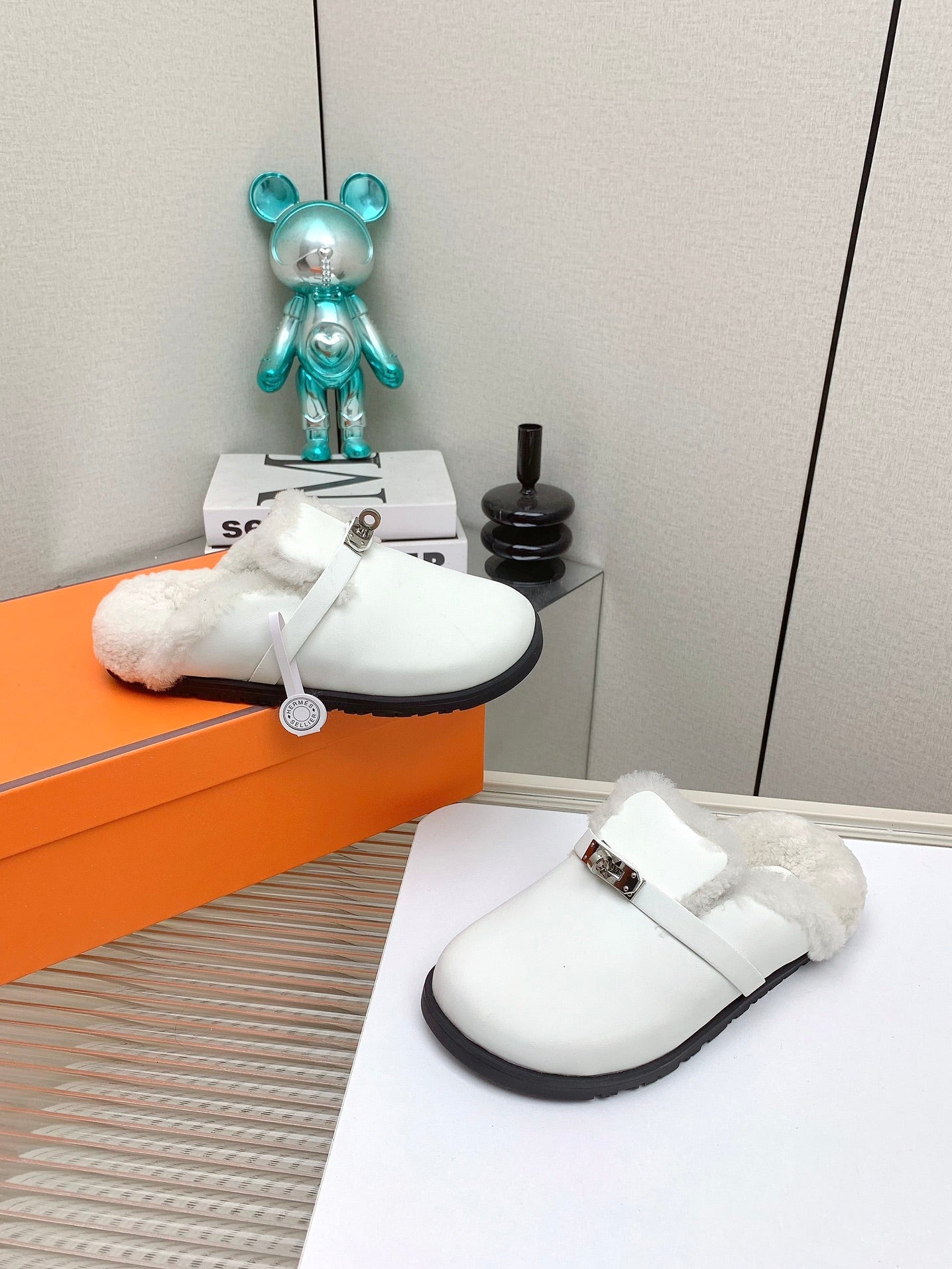 SLIP-ON MULE IN WHITE CALFSKIN AND SHEARLING LINING
