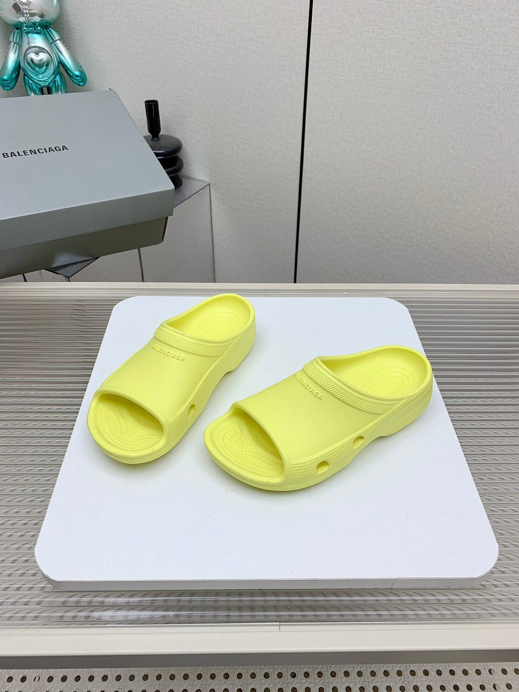 POOL CROCS IN MANZ YELLOW RUBBER