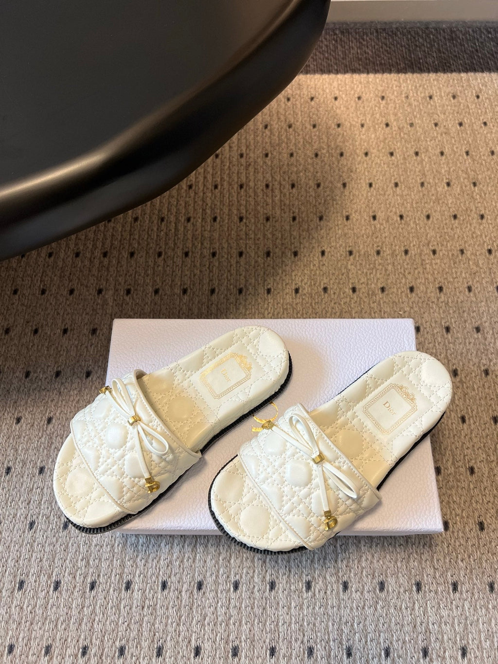 DIOR 26S SLIDES IN WHITE CALFSKIN WITH BOW