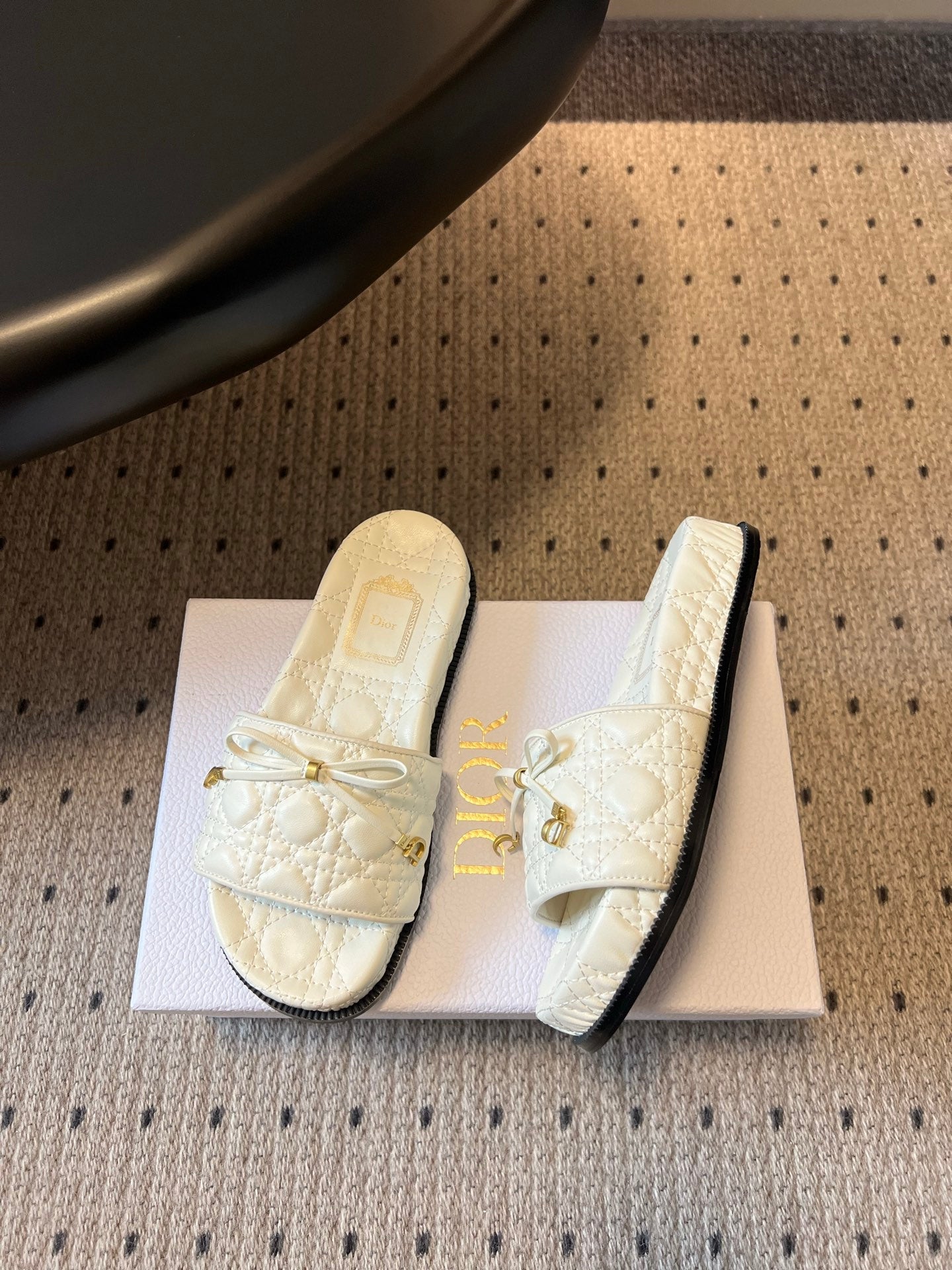 DIOR 26S SLIDES IN WHITE CALFSKIN WITH BOW