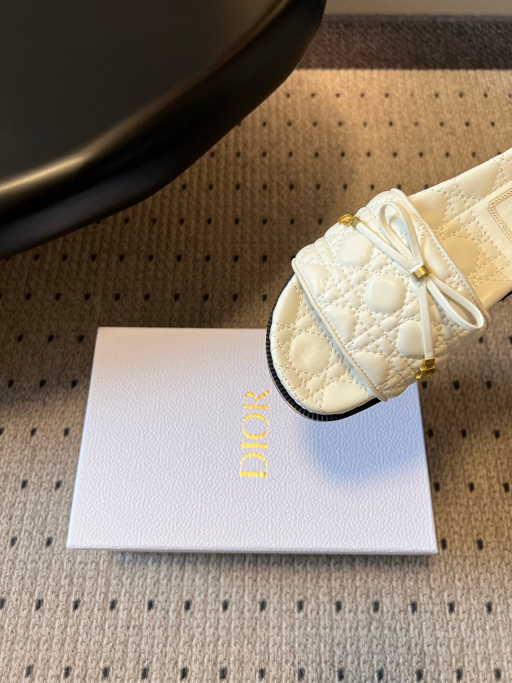 DIOR 26S SLIDES IN WHITE CALFSKIN WITH BOW
