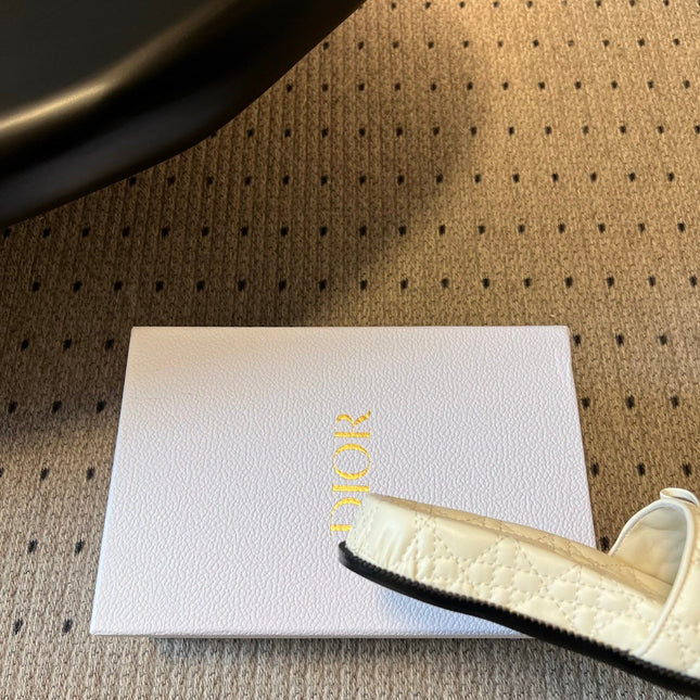 DIOR 26S SLIDES IN WHITE CALFSKIN WITH BOW