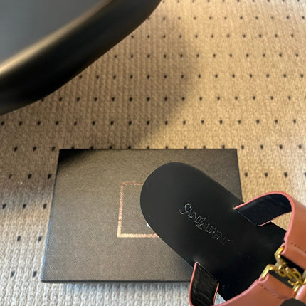 YSL 26S THONG SANDALS IN BROWN AND BLACK SHINY CALFSKIN