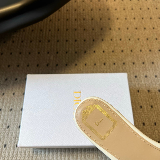 DIOR 26S DWAY SLIDE IN WHITE FABRIC AND LAMBSKIN