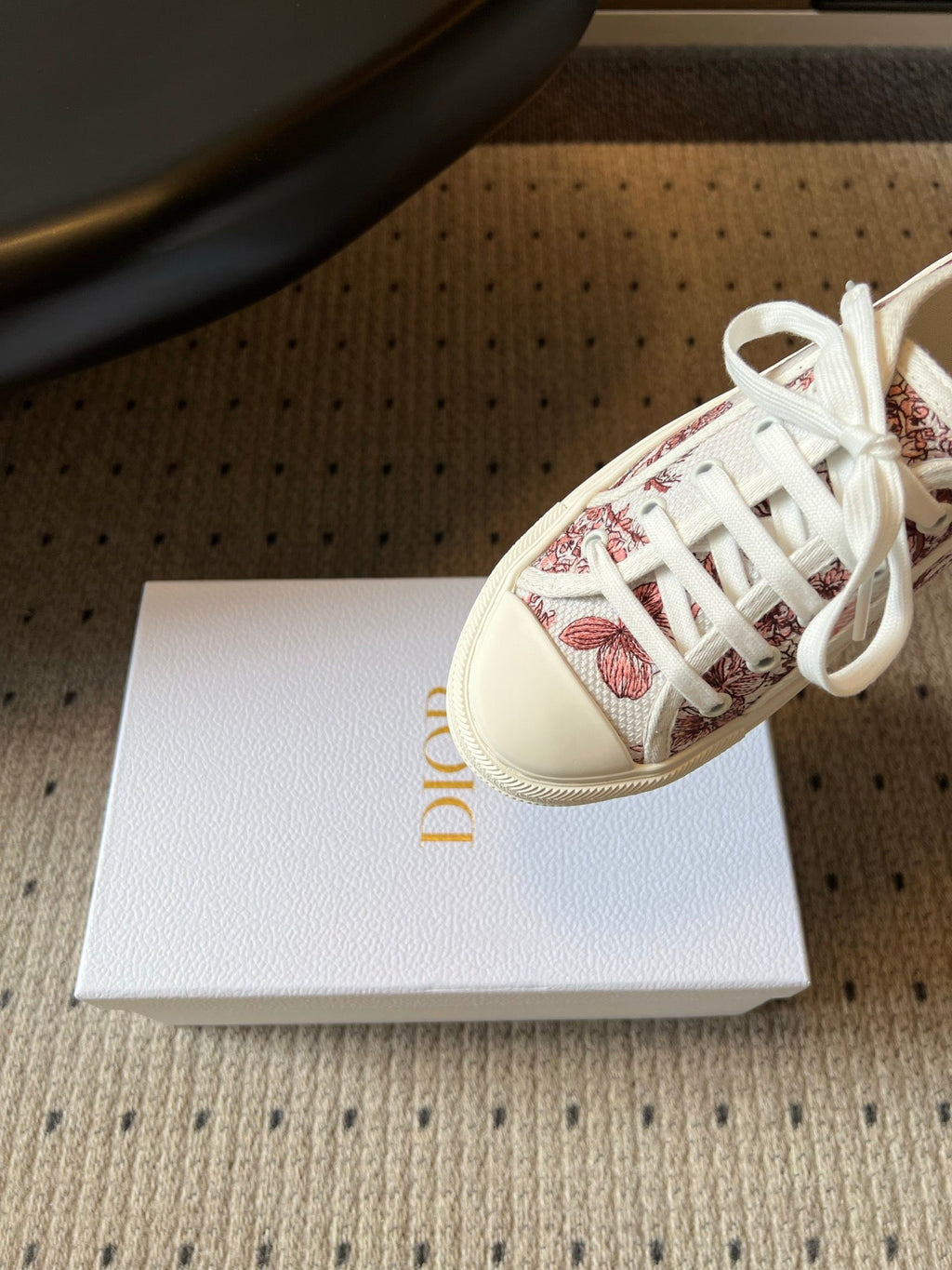DIOR 26S LOW-TOP SNEAKER 50MM IN WHITE AND RED OBLIQUE EMBROIDERED CANVAS