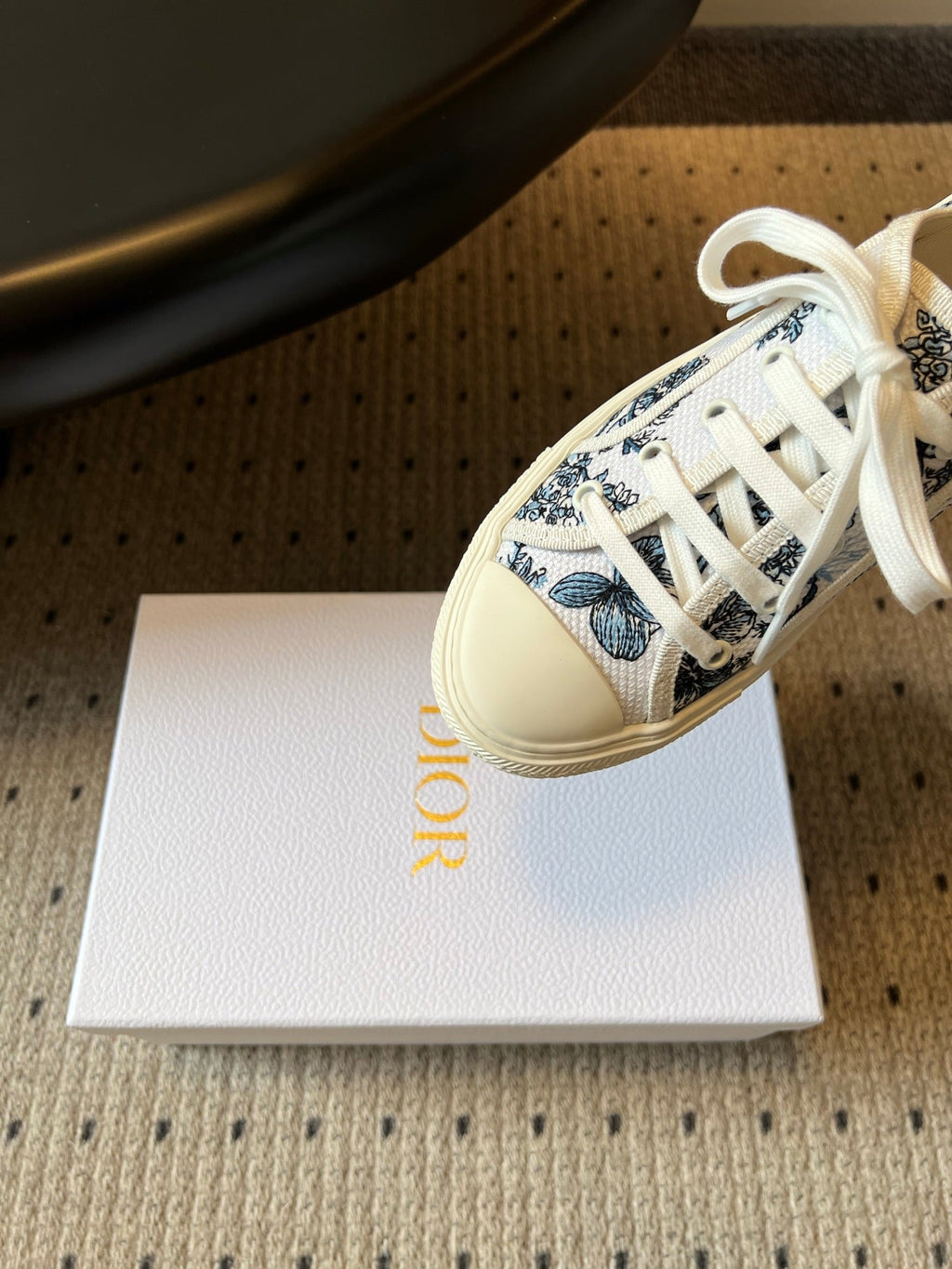 DIOR 26S LOW-TOP SNEAKER 35MM IN WHITE AND BLUE EMBROIDERED CANVAS