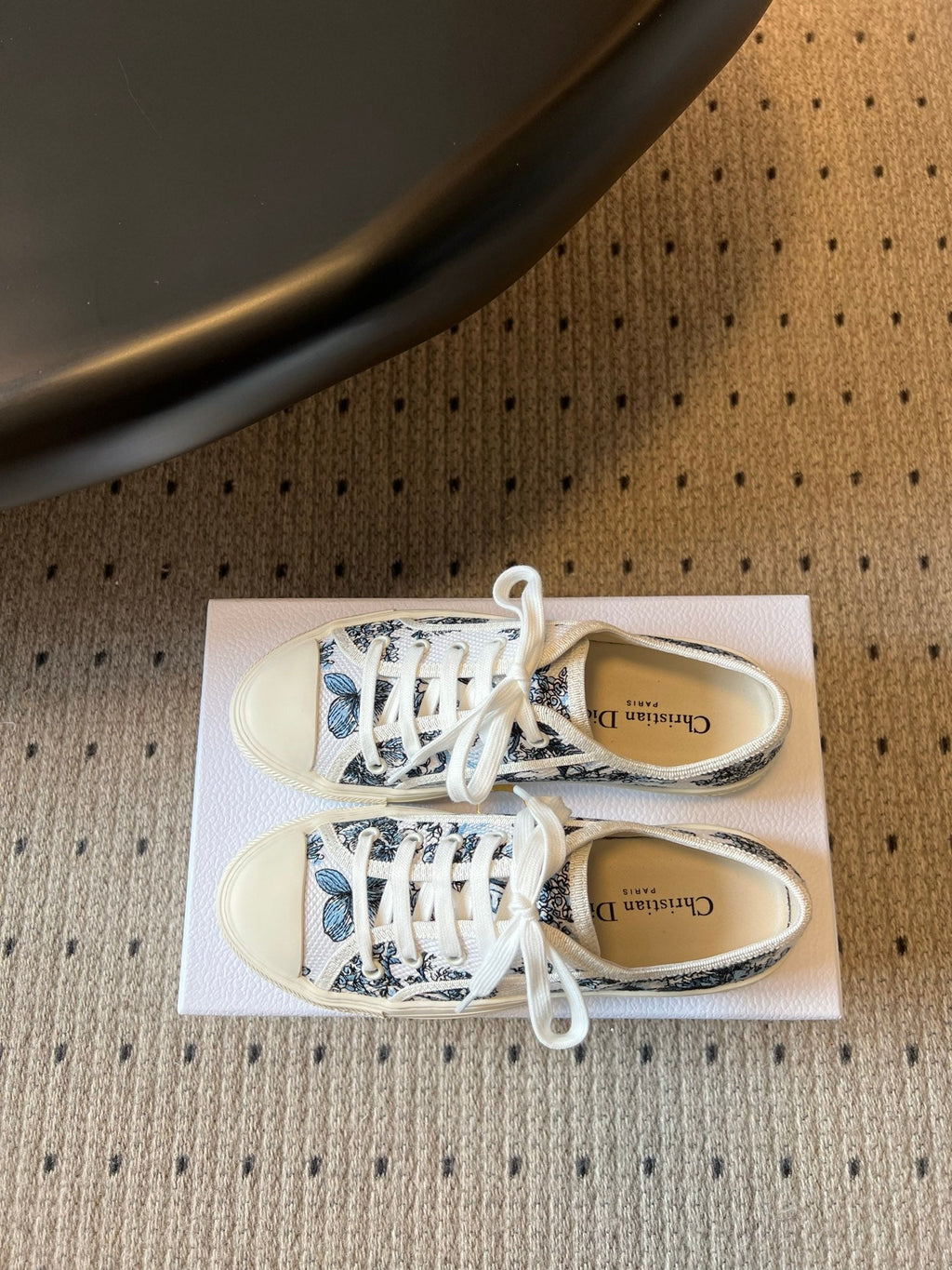 DIOR 26S LOW-TOP SNEAKER 35MM IN WHITE AND BLUE EMBROIDERED CANVAS
