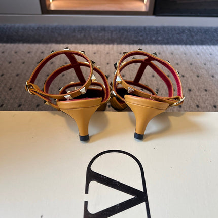 VALENTINO 26S ROCKSTUD HIGH HEELS 40 MM IN CAMEL BROWN CALFSKIN